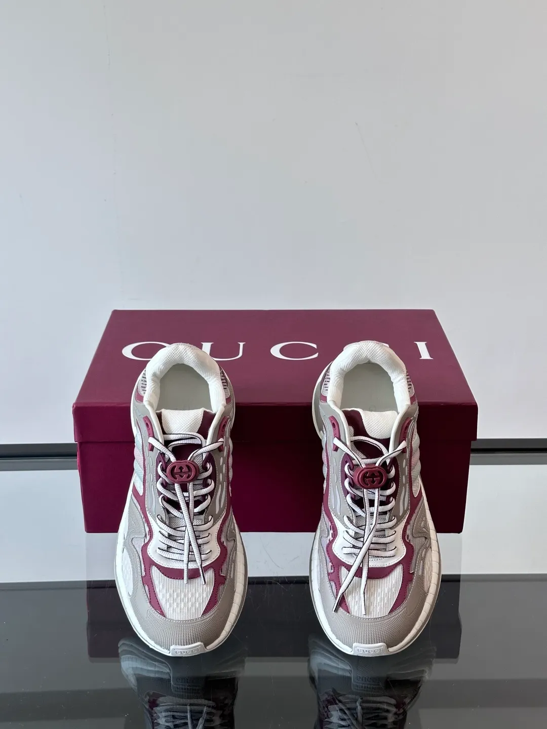 [G Home] Top P: 1020💰 Men’s size will be released first Size: 39-45 (45 customized) Gucci Gucci, couple model, women’s model will be released later, new 2.0 futuristic sports shoes‼ ️A pair of subversive sneakers is here. Gucci 2.0, a full series of 4 colors with key investment, smart silhouette: slightly curved forefoot design, you can clearly feel the propulsion when commuting and trotting, and it can enhance the sense of line extension when paired with wide-leg pants or cycling pants. EVA thick soles not only have a comfortable height-increasing effect, but also reduce weight (it actually lasts 3 hours of shopping without tiring your feet!) Highlight moments for lazy people: 2. Just choose it for airport wear! You can take them off in seconds after passing the security check (you can put them on as soon as you lift the heel strap), because the shoes come with a sliding buckle, so no need! ! Tie your shoes. Really achieve the sense of relaxation that goes with you.